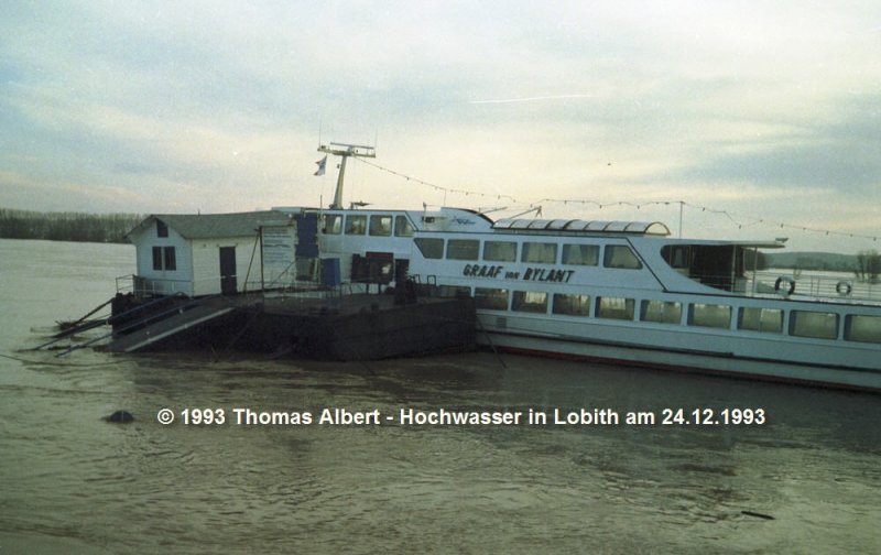 Name:  STAD HARDERWIJK  , ex  GRAAF VAN BYLANT  - 1995 , ex  EVELINE  - 1993 (?) , ex  JAN KOPPE  - ? / Baujahr: 1964 / Bauwerft: Liesbosch in Jutphaas (Niederlande) / Flagge: Niederlande / Lnge: 48,99 m (30,00 m vor Verlngerung) / Breite: 7,30 m / Tiefgang: 1,30 m / 200 Passagiere (ex 300 Passagiere) / Antrieb: Scania mit 450 PS (ex Cummins mit 500 PS) / Eigner ~ Betreiber: Flevo Rederij BV in Harderwijk , ex Graaf van Bylant BV in Tolkamer bis 1995 , ex Rederij Heijmen BV in Lobith bis 1993 , ex Rederij Koppe NV in Amsterdam / Heimathafen: Harderwijk (ex Lobith-Tolkamer bis 1995) / Fahrtgebiet: Rhein / Schiffs- oder Registriernummer: 02011450 / Bemerkung: Das Foto zeigt das Schiff noch als  GRAAF VAN BYLANT .