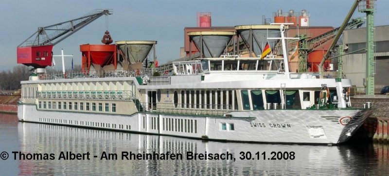 Name:  SWISS CROWN  / Baujahr: 2000 / Bauwerft: Grave BV in Grave (Niederlande) / Flagge: Schweiz / Lnge: 110,00 m / Breite: 11,40 m / Tiefgang: 1,35 m / 153 Passagiere / Antrieb: 2 x Caterpillar mit je 900 PS / Eigner ~ Betreiber: Scylla Tours AG in Basel / Heimathafen: Basel / Fahrtgebiet: Donau und Rhein / Schiffs- oder Registriernummer: 7001725 / Bemerkung: 