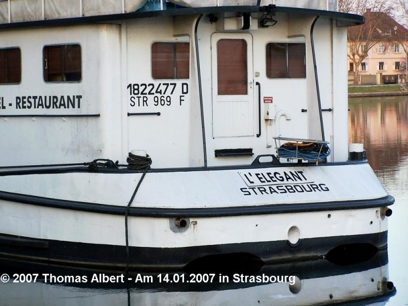 Weitere Fotos:  L' ELEGANT  (1956) - Heckansicht mit Heimathafen, Amtlicher Schiffsnummer und franzsischer Eich-Nummer. 