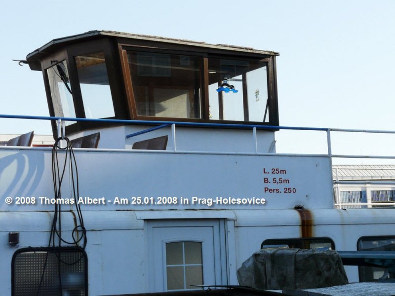 Weitere Fotos:  STADT KITZINGEN  (?) - Das Steuerhaus und Aufschrift mit Lnge, Breite und Fahrgastzahl.