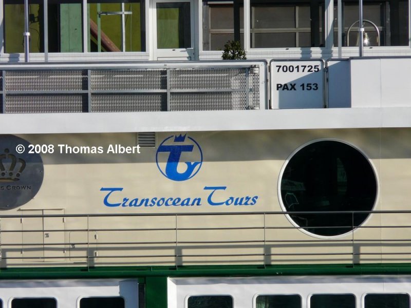 Weitere Fotos:  SWISS CROWN  (2000) - Mittelschiff auf Steuerbord mit Schiffsnummer, Passagierzahl und Schriftzug vom Reiseveranstalter Transocean Tours
