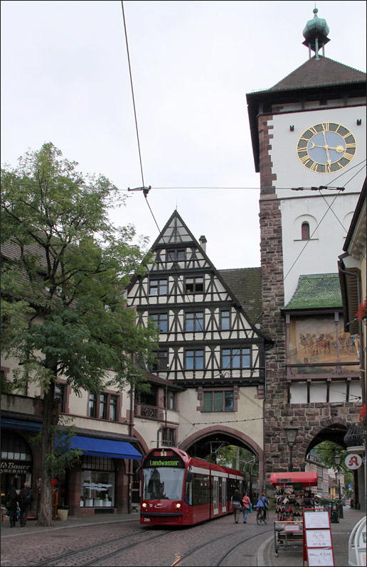 . Eine Combino-Tram durchf�hrt das Freiburger Schwabentor. 18.09.2010 (Matthias)  