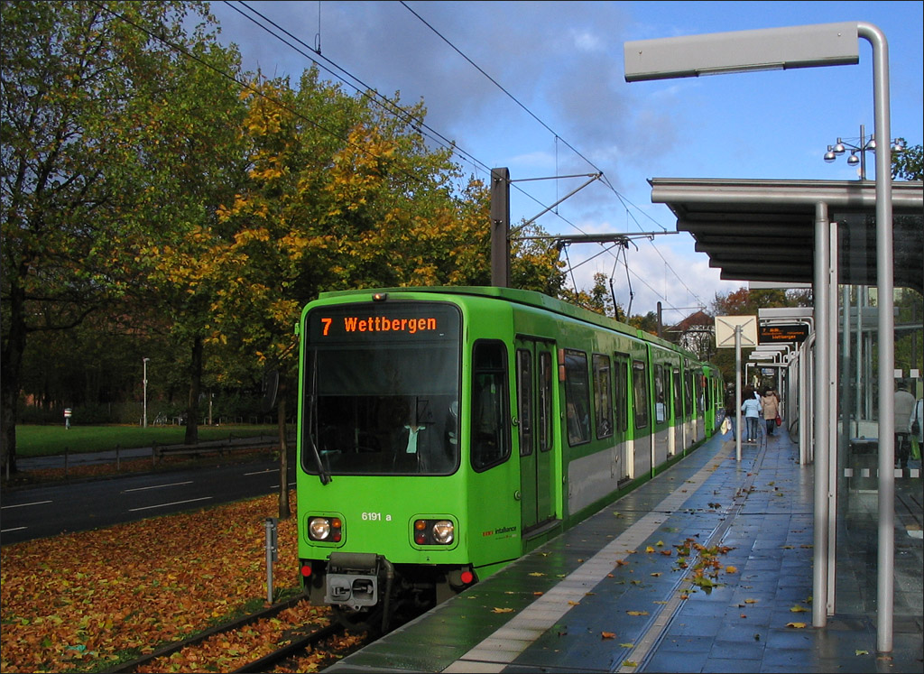 . Stadtbahnzug der Reihe 6000 (Duewag) an der Haltestelle Stadionbr�cke. 01.11.2006 (Jonas)
