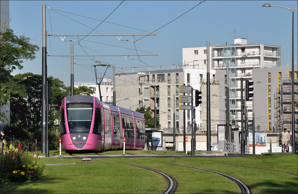 . Tram 101 verl�sst die Haltestelle  M�diath�que Croix Rouge  in Richtung Endstation. 24.07.2012 (Jonas)