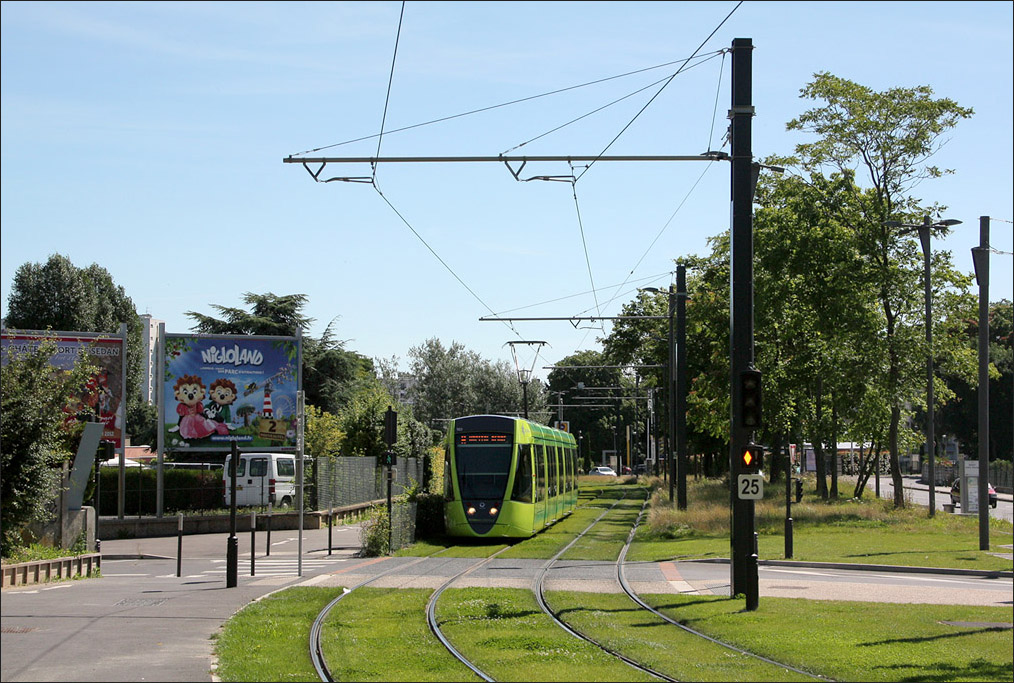 . Tram 107 auf dem Rasenbahnk�rper neben der Avenue du G�n�ral Eisenhower kurz vor der Haltestelle  Saint John Perse . 23.07.2012 (Matthias)