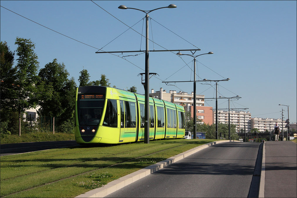 . Wagen 108 auf der Kuppe zwischen den Haltestellen  Kennedy  und  Arago . 24.07.2012 (Matthias)