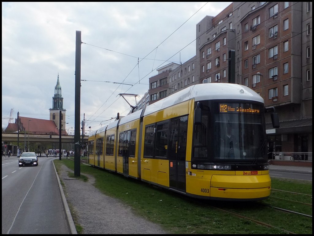 Moderne Stra�enbahn in Berlin am Alexanderplatz.