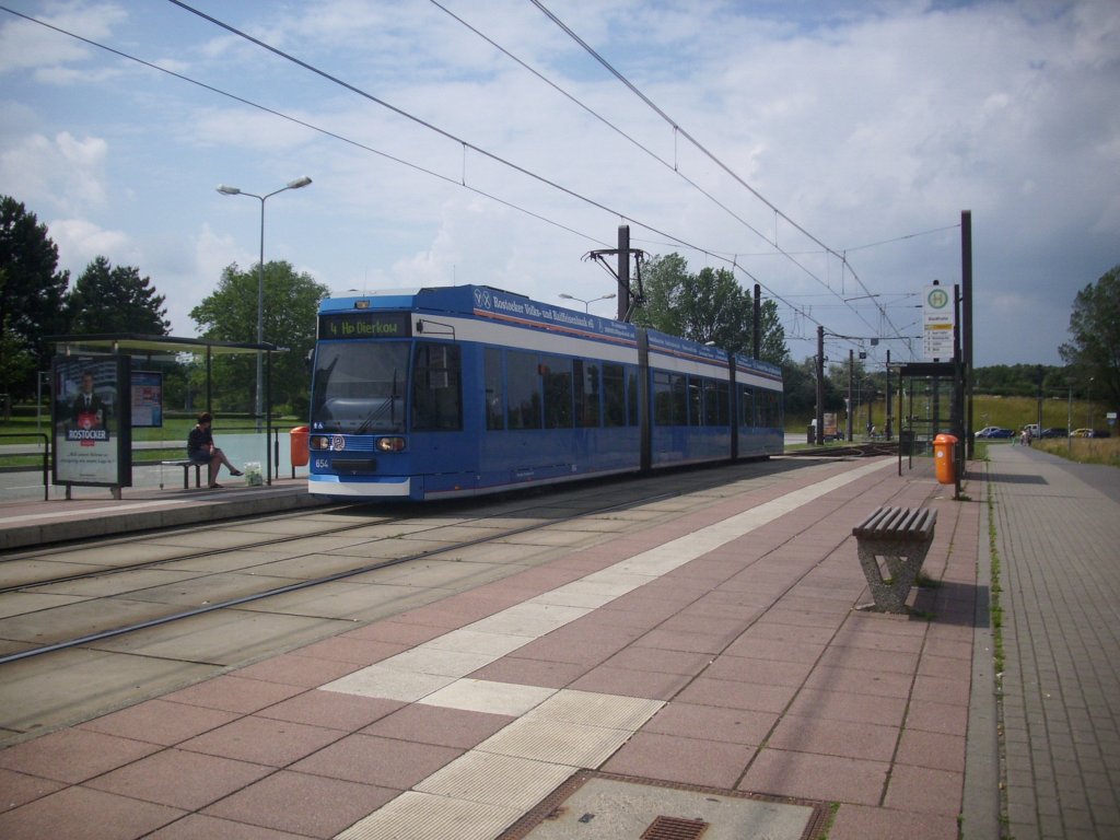 Stra�enbahn Nr. 654 der Rostocker Stra�enbahn AG, an der Stadthalle fotografiert. 