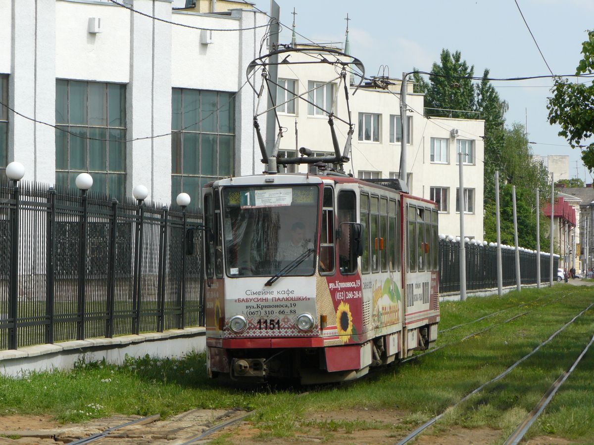 LKP (Львівське комунальне підприємство) LETR (Lviv Elektro Trans) TW 1151 Tatra KT4D Baujahr 1981 ex-EVAG Erfurt Fahrzeug Nummer 451. Chernivetskastrasse, Lviv, Ukraine 20-05-2015.

