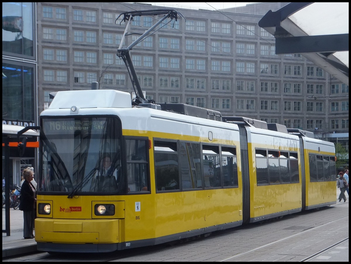Moderne Stra�enbahn in Berlin am Alexanderplatz.