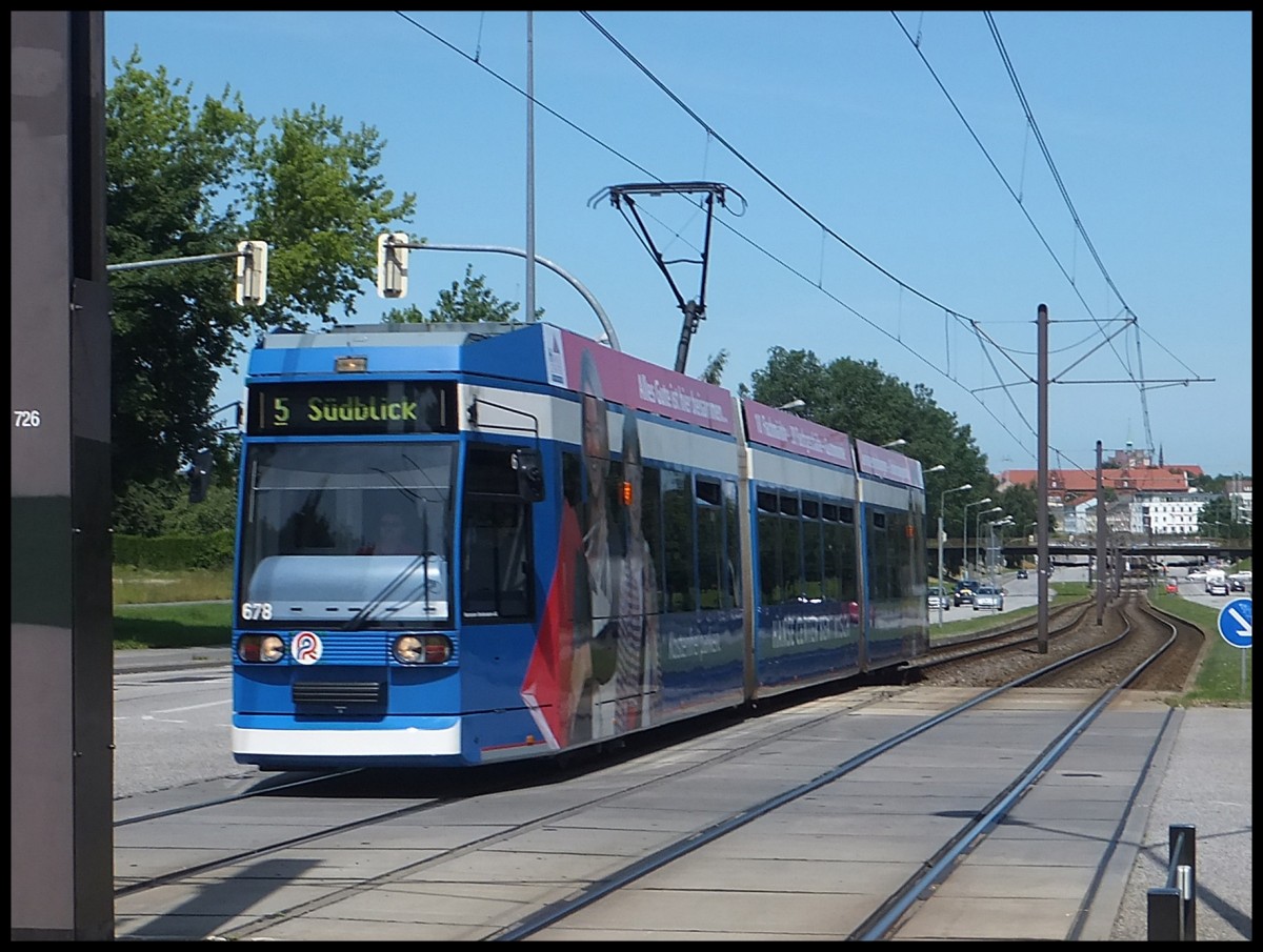 Moderne Stra�enbahn in Rostock.