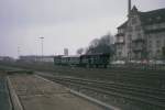 Am Bahnhof von Singen (Hohentwil): SBB-Zug der damaligen Strecke nach Etzwilen mit Lok Bm4/4 18452, Leichtstahlwagen 50 85 20-39 121 und einem zweiachsigen Gep�ckwagen.