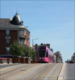 . Citadis 102 kommt aus der Altstadt und f�hrt hier �ber die Pont de Vesles. 23.07.2012 (Matthias)