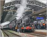 Die (ex) SNCF 141 R 568 der L'Association 141 R 568 mit dem Train Chasse beim Halt in  Lausanne; leider ausgerechte vor dem  Gleise ¨überschreiten verboten - Schild.