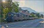 Die MOB GDe 4/4 6002 wartet mit zwei neuen vierachsigen Flachwagen auf dem Streckenast von Chamby in Blonay auf die Weiterfahrt.