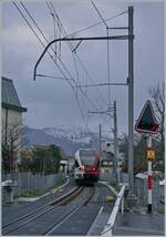 Der TPF RABe 527 198  Groupe Grisoni  und der RABe 527 192 als RE 3812 von Bern nach Broc Village kurz nach der Abfahrt in Bulle als  Nachschuss.
