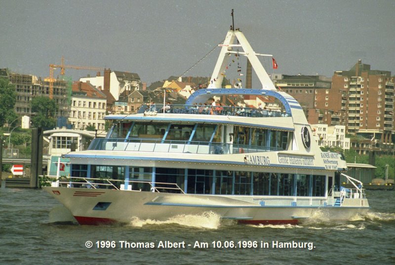 Weitere Fotos:  HAMBURG  (1995-1996) - Seitenansicht Backbord schrg von vorn.