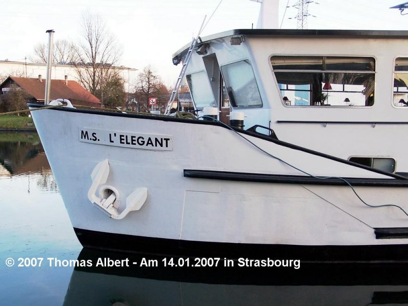 Weitere Fotos:  L' ELEGANT  (1956) - Bugansicht von Backbord. Die Reederei Alsace Croisires wurde 1976 von Grard Schmitter gegrndet. 1997 wurde Alsace Croisires dann in CroisiEurope umbenannt.