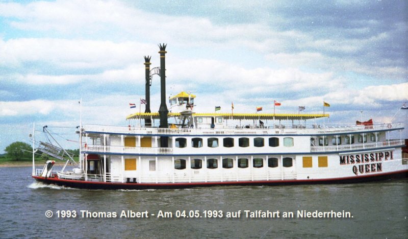 Weitere Fotos:  MISSISSIPPI QUEEN  (1987) - Seitenansicht Backbordseite (leider ohne Schaufelrad am Heck), hier noch mit Heimathafen Nijmegen.